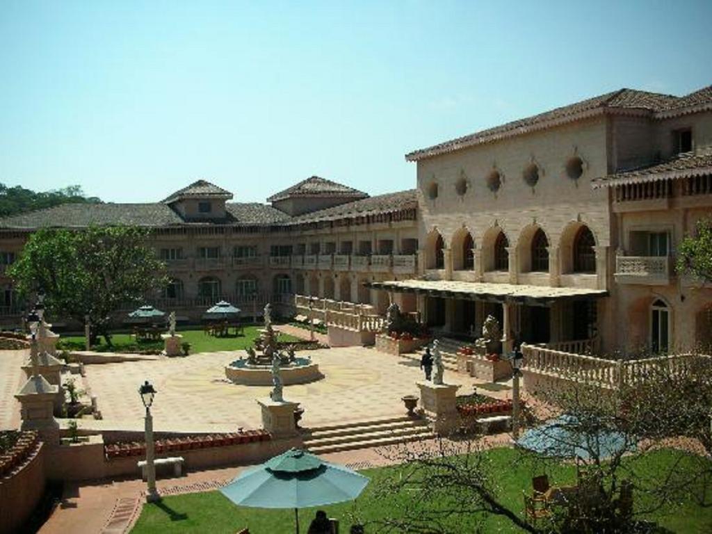 Evershine Resort & Spa Mahābaleshwar Exteriör bild